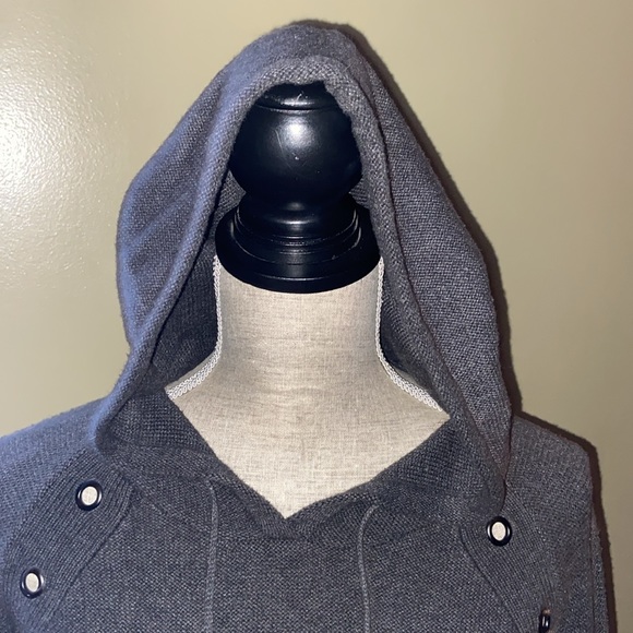 Harper lane Gray hooded sweater with pockets grommet details size M - Picture 9 of 13